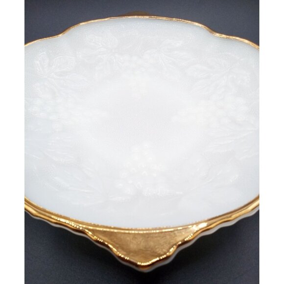 Milk Glass Serving Bowl Anchor Hocking Grape Harvest Gold Edge Pedestal Vintage - Picture 4 of 15